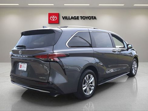 Used 2025 Toyota Sienna Limited FWD image 5