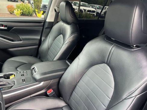 Certified 2025 Toyota Highlander XLE AWD/4WD image 12