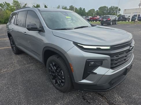 Used 2024 Chevrolet Traverse LT w/ Midnight/Sport Edition AWD/4WD image 2