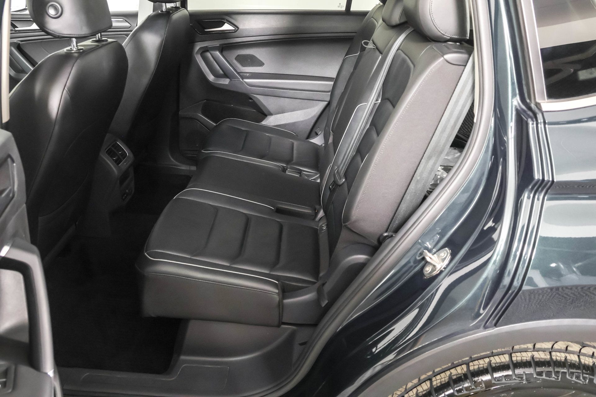 Used 2018 Volkswagen Tiguan SEL Premium AWD/4WD image 36