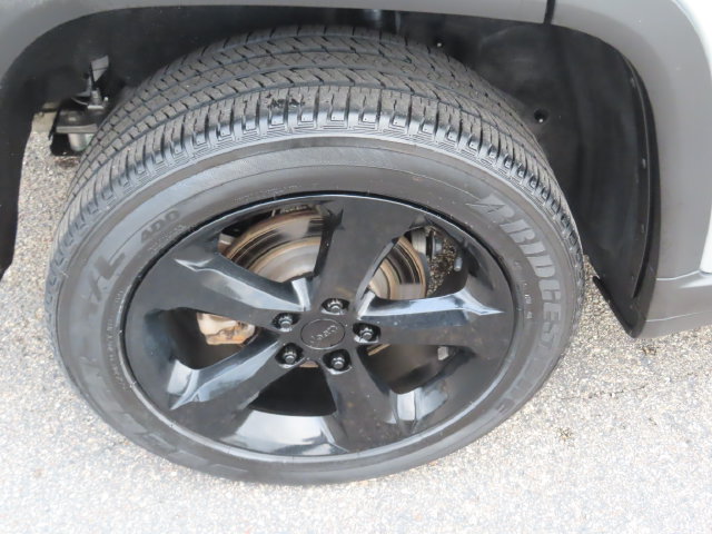 Used 2023 Jeep Grand Cherokee Altitude AWD/4WD image 15
