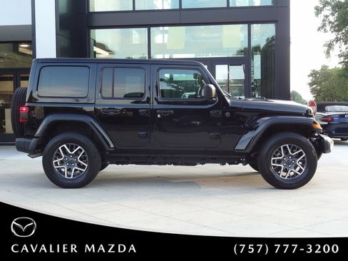 Used 2025 Jeep Wrangler Unlimited Sahara AWD/4WD image 3