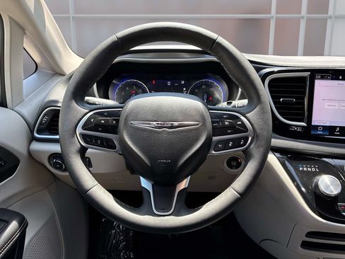 Used 2023 Chrysler Pacifica Touring-L FWD image 21