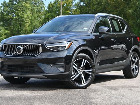 Used 2025 Volvo XC40 B5 Core image 4