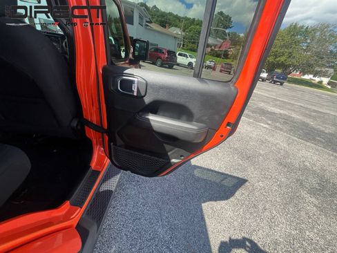 Used 2018 Jeep Wrangler Unlimited Sahara AWD/4WD image 35