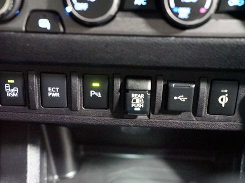 Used 2020 Toyota Tacoma TRD Off-Road w/ Technology Package image 19