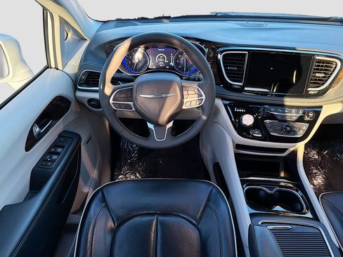 Used 2022 Chrysler Pacifica Limited image 17