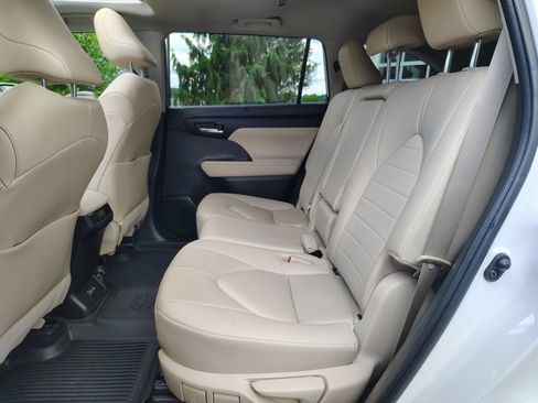 Used 2023 Toyota Highlander XLE AWD/4WD image 17