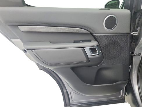 Used 2020 Land Rover Discovery HSE image 24