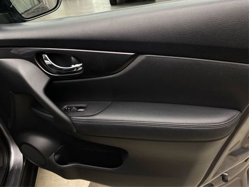 Used 2017 Nissan Rogue SV AWD/4WD image 25