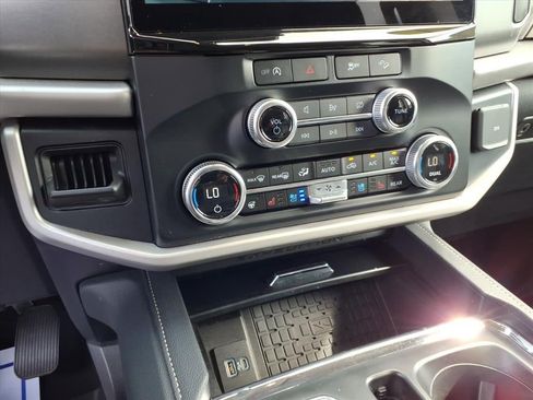 Used 2024 Ford Expedition XLT image 11