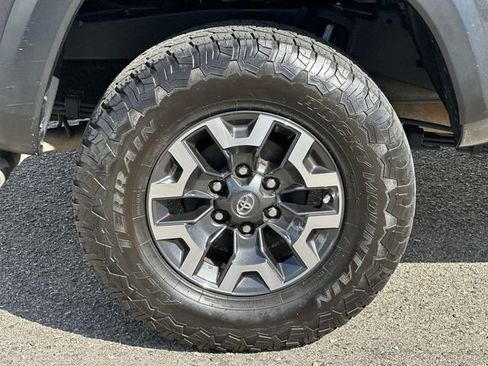 Used 2019 Toyota Tacoma TRD Off-Road w/ Technology Package AWD/4WD image 30