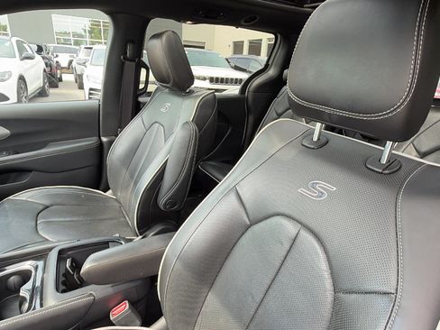 Used 2025 Chrysler Pacifica Limited FWD image 17