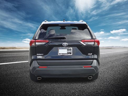 Used 2019 Toyota RAV4 XLE Premium FWD image 14
