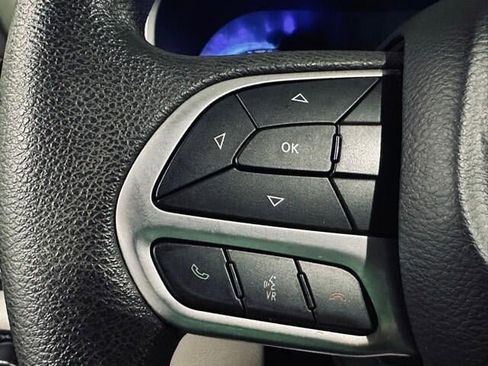 Used 2018 Chrysler Pacifica Touring Plus FWD image 12