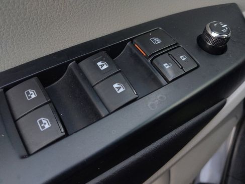 Used 2018 Toyota Highlander Plus image 27