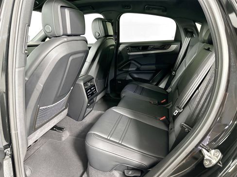 Certified 2025 Porsche Cayenne Coupe image 27