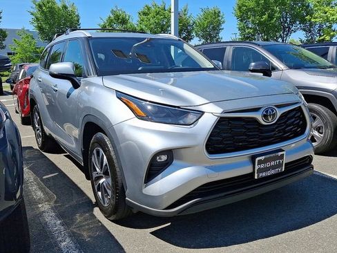 Used 2022 Toyota Highlander XLE AWD/4WD image 3