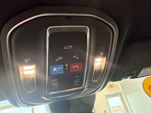 Used 2023 Jeep Grand Cherokee Altitude AWD/4WD image 11