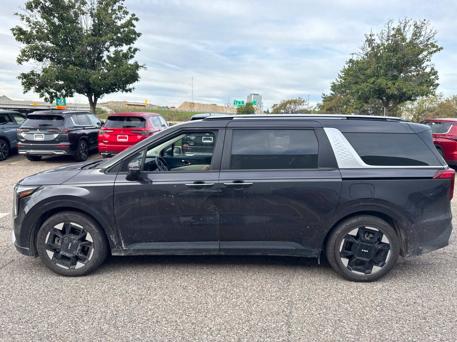 Used 2025 Kia Carnival EX FWD image 6