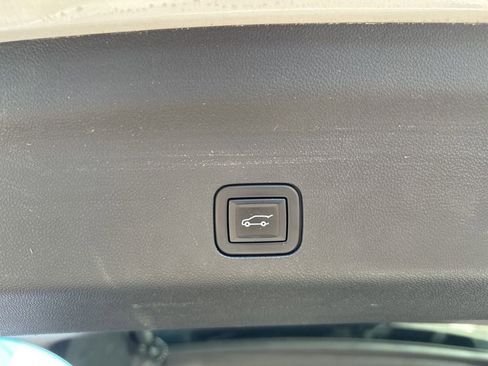 Used 2021 GMC Yukon Denali w/ Denali Premium Package image 10