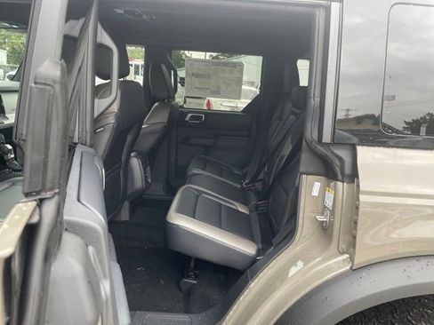 New 2025 Ford Bronco Outer Banks w/ Black Appearance Package image 24