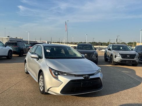 Used 2025 Toyota Corolla LE FWD image 2