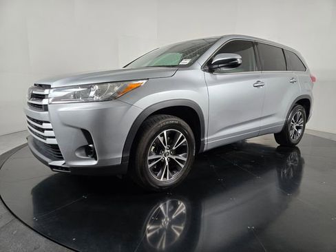 Used 2018 Toyota Highlander LE image 2