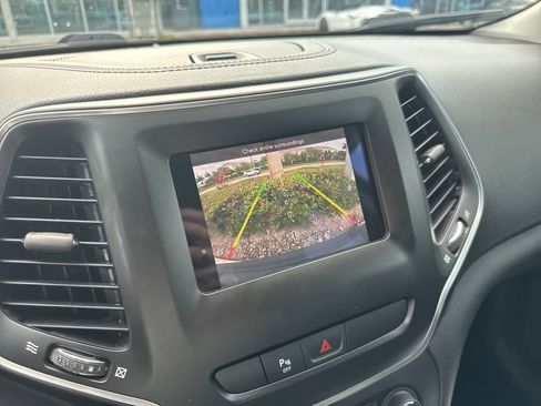Used 2019 Jeep Cherokee Latitude Plus FWD image 4