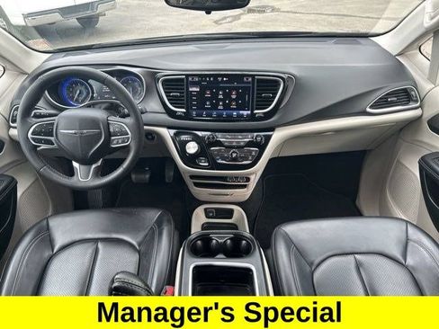 Used 2023 Chrysler Pacifica Touring-L FWD image 38