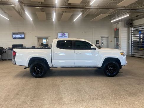 Used 2022 Toyota Tacoma SR5 RWD image 4