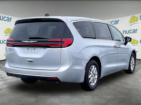 Used 2024 Chrysler Pacifica Touring-L image 6