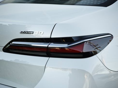 Used 2025 BMW i7 eDrive50 w/ Premium Package image 9