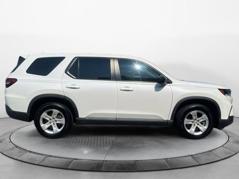 Used 2023 Honda Pilot LX image 2