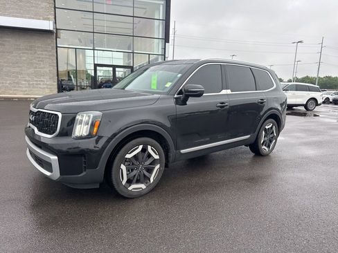 Used 2023 Kia Telluride EX w/ EX Captain's Chair Package FWD image 3