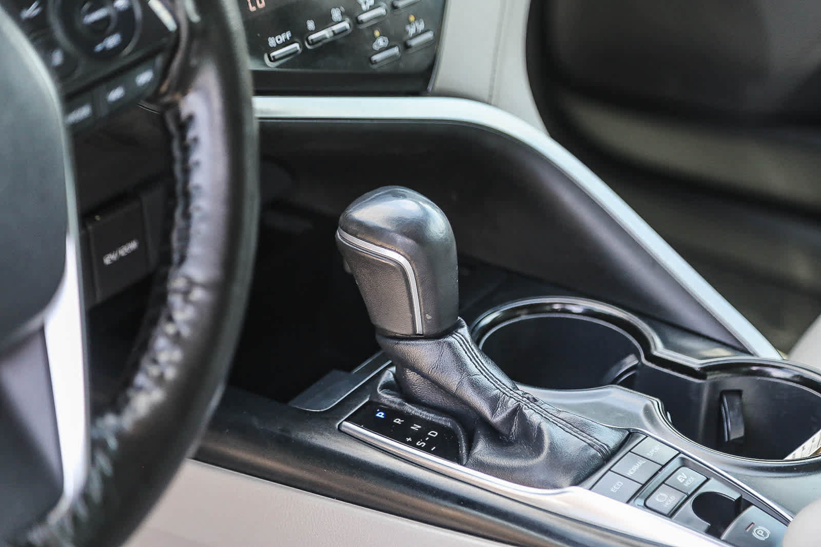 Used 2019 Toyota Camry SE w/ Audio Package FWD image 19
