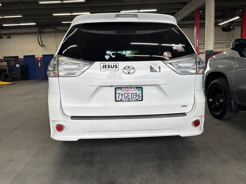 Used 2017 Toyota Sienna SE FWD image 5