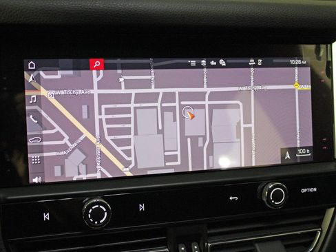 Certified 2025 Porsche Macan AWD/4WD image 26