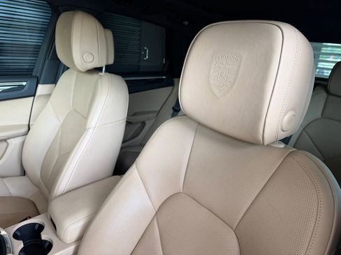 Certified 2023 Porsche Macan AWD/4WD image 5