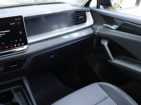 Certified 2025 Volkswagen Tiguan SE FWD image 25