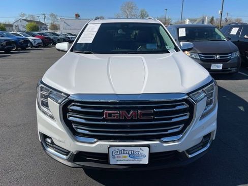 Used 2023 GMC Terrain SLT w/ Infotainment Package II image 2