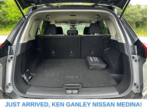 Certified 2023 Nissan Rogue SV FWD image 17