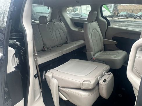 Used 2018 Chrysler Pacifica Touring-L Plus FWD image 18