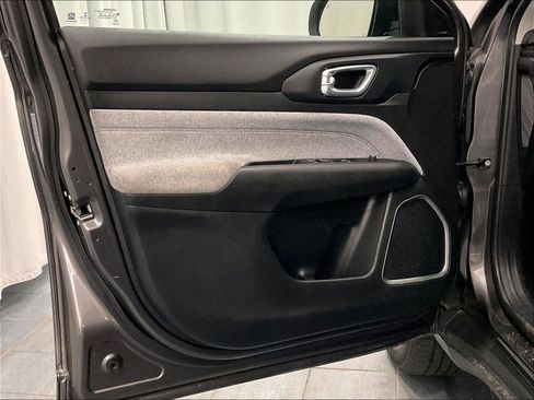 Used 2022 Jeep Compass Latitude w/ Mopar Graphics Package AWD/4WD image 9