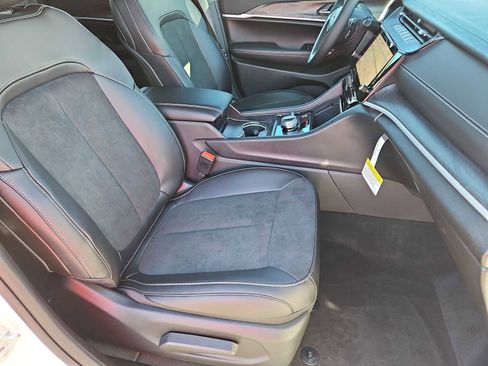 New 2026 Jeep Grand Cherokee Altitude image 21