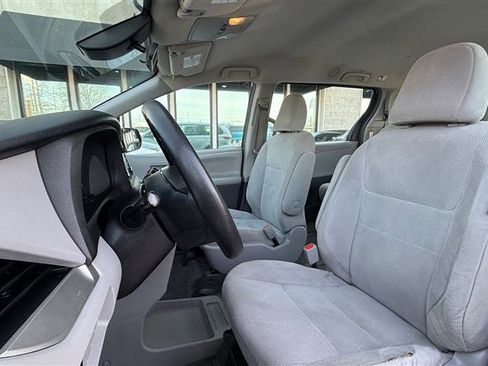 Used 2018 Toyota Sienna L image 13