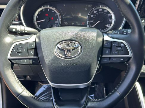 Used 2024 Toyota Highlander XLE AWD/4WD image 16