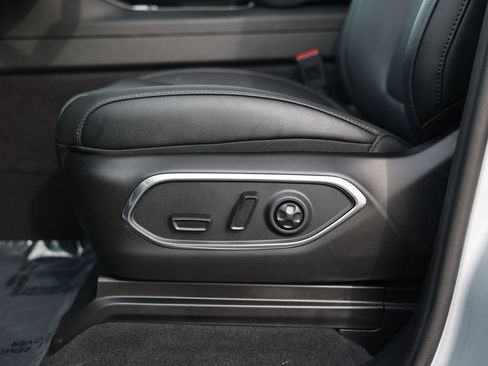 New 2026 Jeep Grand Wagoneer L Limited AWD/4WD image 17