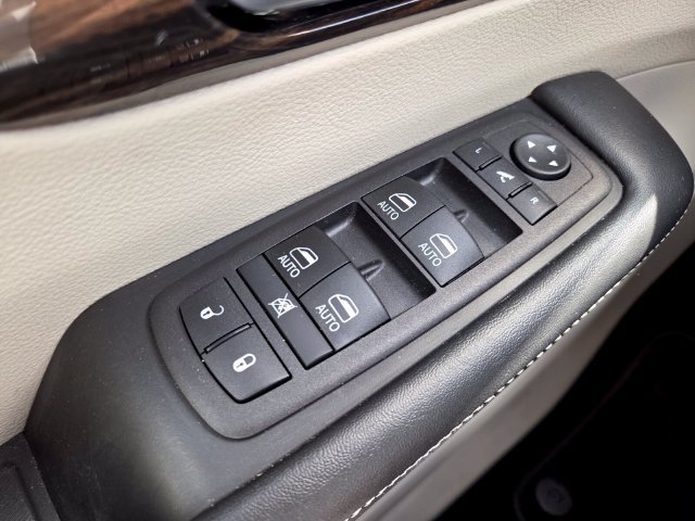 Used 2023 Chrysler Pacifica Limited FWD image 24