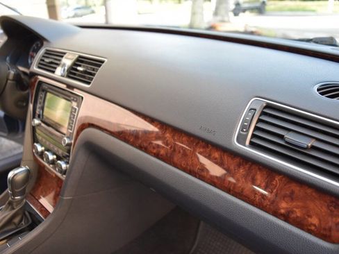 Used 2015 Volkswagen Passat TDI SEL Premium image 50